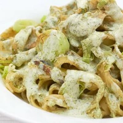 FETTUCCINE WITH ALFREDO, LEEKS AND MUSHROOMS
